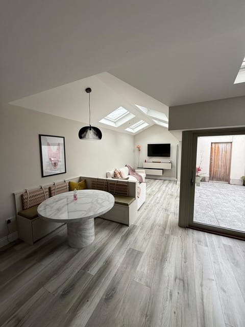 Communal lounge/ TV room, TV and multimedia, Seating area