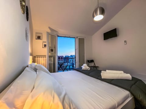 Bed, Balcony/Terrace, Photo of the whole room, Bedroom