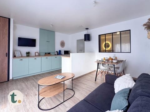 Communal lounge/ TV room, TV and multimedia, Kitchen or kitchenette, Living room, Seating area, Dining area