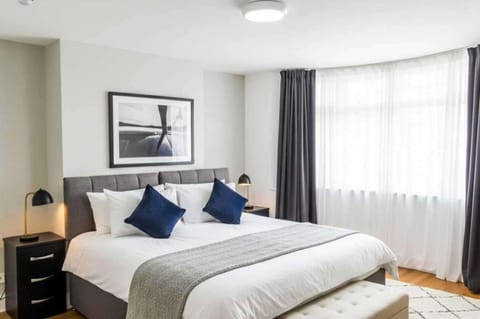 Bed, View (from property/room), Photo of the whole room, Decorative detail, Bedroom, furniture