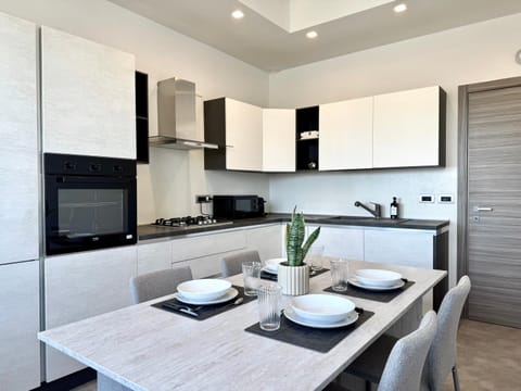 Coffee/tea facilities, Kitchen or kitchenette, Dining area, City view, oven, stove, toaster, kitchen, kitchen