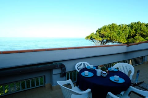 Day, Natural landscape, View (from property/room), Balcony/Terrace, Living room, Seating area, Dining area, Sea view