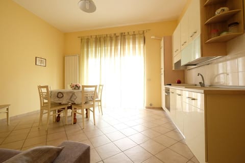 Kitchen or kitchenette, Living room, Seating area, Dining area, stove