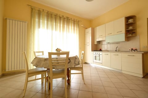 Kitchen or kitchenette, Living room, Seating area, Dining area, pet friendly, stove