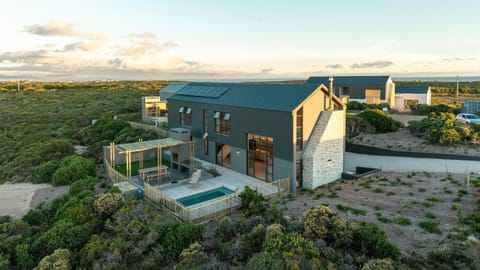 Property building, Day, Natural landscape, Garden, Balcony/Terrace, Pool view, Swimming pool