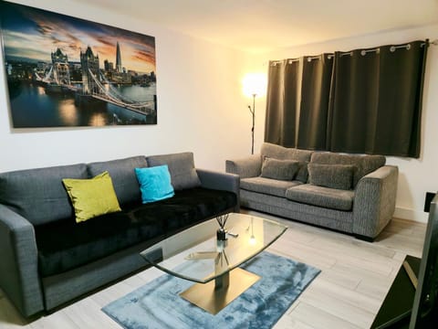 Communal lounge/ TV room, Bed, TV and multimedia, Living room, Seating area, Evening entertainment, Garden view, Entertainment, Parking, heating, internet