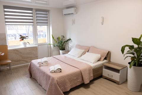 Bed, Living room, Photo of the whole room, Seating area, Bedroom, towels, air conditioner
