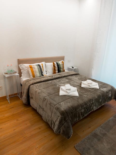 Bed, Bedroom, towels
