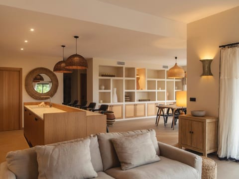Kitchen or kitchenette, Living room, Seating area, Dining area