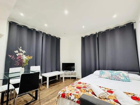 Bed, TV and multimedia, Living room, Seating area