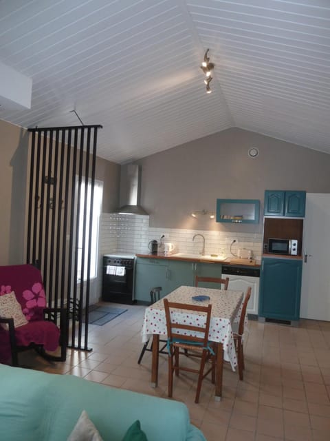 Dining area, oven, stove