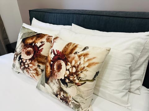 Brown Balcony Suite No 1, Piraeus Port Apartment in Pireas