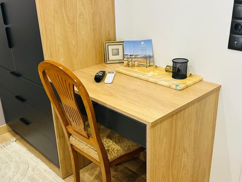 Brown Balcony Suite No 1, Piraeus Port Apartment in Pireas