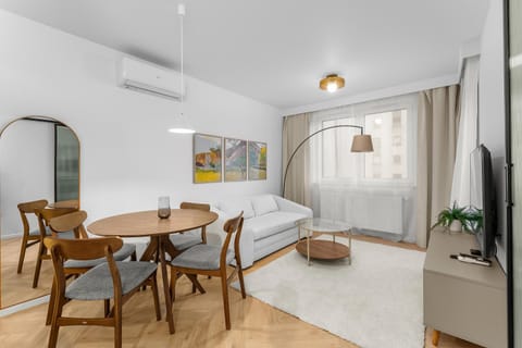 Bed, TV and multimedia, Living room, Photo of the whole room, Seating area, Dining area, Bedroom, air conditioner