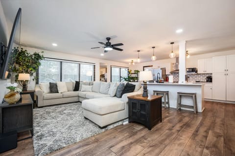 TV and multimedia, Kitchen or kitchenette, Living room, Seating area