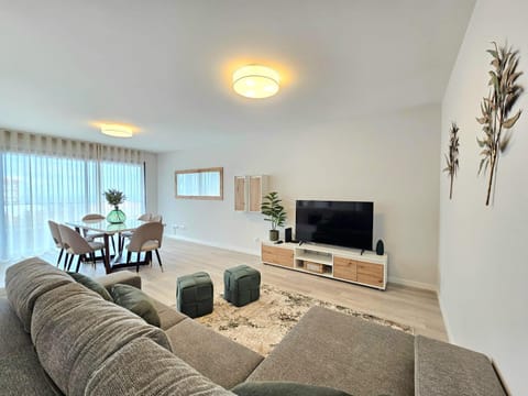 TV and multimedia, Seating area, Dining area