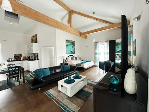 Bed, Living room, Photo of the whole room, Seating area, Bedroom, towels