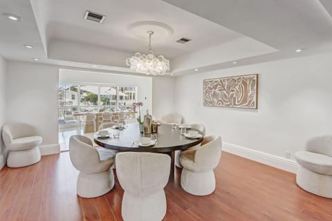 Solara: Waterfront Estate, Pool, Dock, Private Guest Suite House in Lighthouse Point