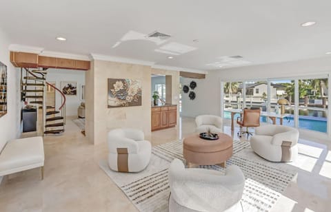 Solara: Waterfront Estate, Pool, Dock, Private Guest Suite House in Lighthouse Point