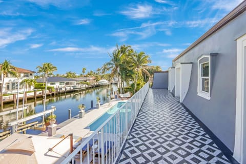 Solara: Waterfront Estate, Pool, Dock, Private Guest Suite House in Lighthouse Point