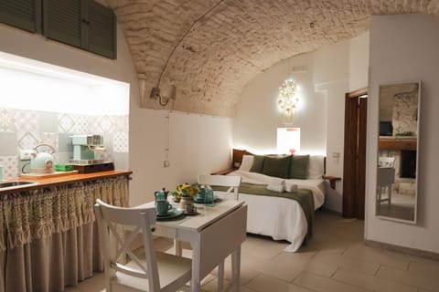 Photo of the whole room, Dining area, Bedroom