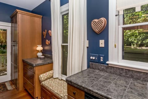 Historic Cottage in Montford Walk to Downtown House in Historic Montford