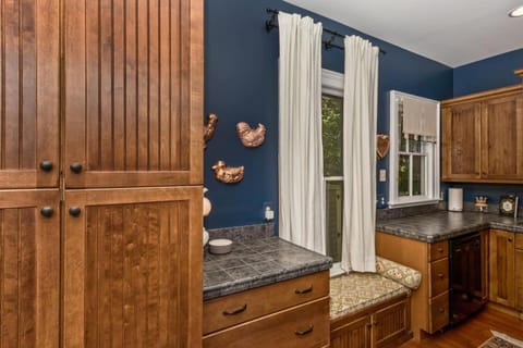 Historic Cottage in Montford Walk to Downtown House in Historic Montford