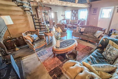 Communal lounge/ TV room, Living room, Seating area