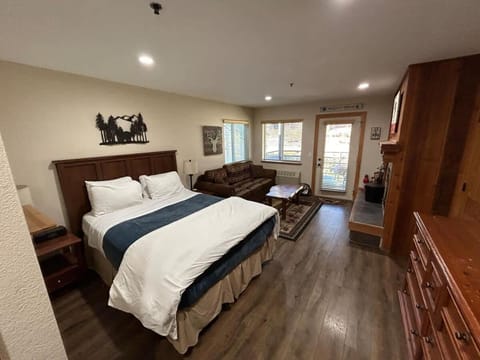 The Meadows-Cozy Hotel Room Deck House in Kirkwood