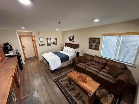 The Meadows-Cozy Hotel Room Deck House in Kirkwood