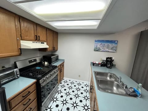 The Meadows- Charmed Ski & Relax Studio Apartment in Kirkwood