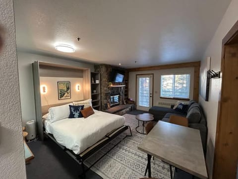 The Meadows- Charmed Ski & Relax Studio Apartment in Kirkwood