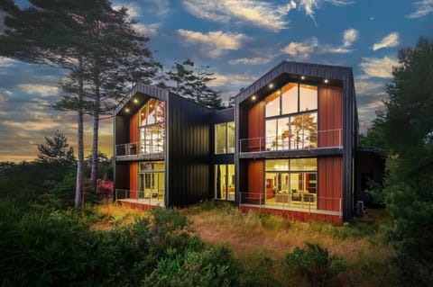 Port Orford Lake - Balcony, Lake & Ocean Views House in Port Orford