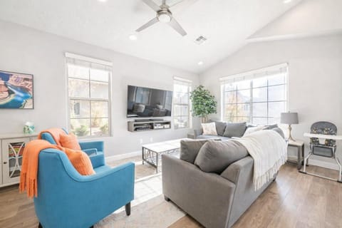 Communal lounge/ TV room, TV and multimedia, Living room, Seating area
