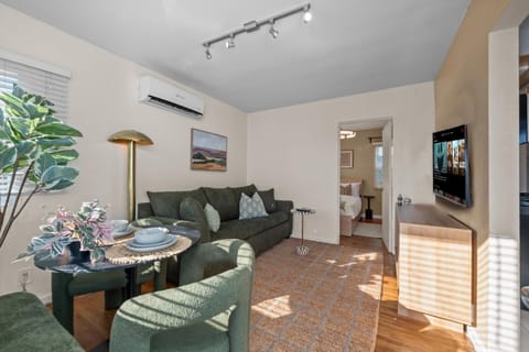 TV and multimedia, Living room, Dining area, air conditioner