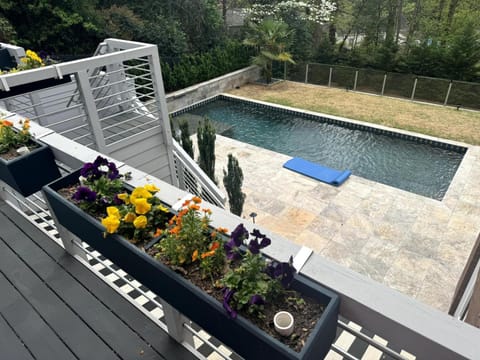 Luxe Modern 4 bdrm45bath w Private poolSleeps 8 House in North Druid Hills