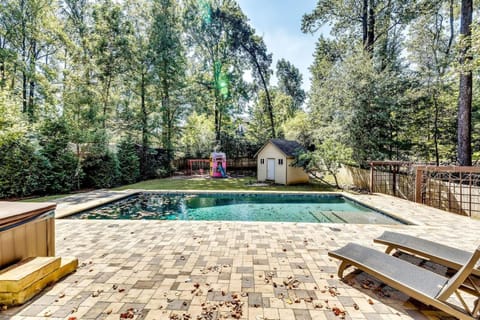 6BD55B,BrookhavenSleeps 12,Big yard,w poolGate House in Brookhaven