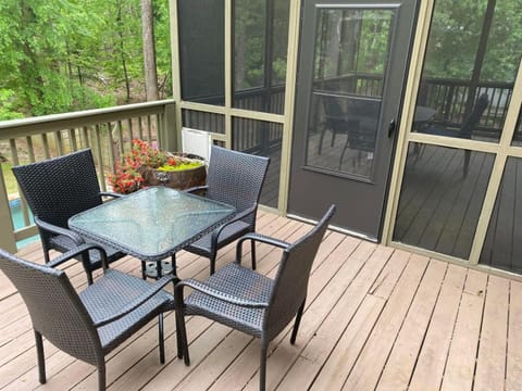 6BD55B,BrookhavenSleeps 12,Big yard,w poolGate House in Brookhaven