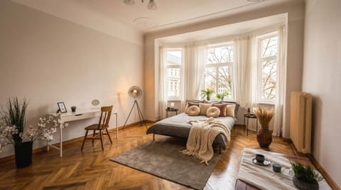 Bed, Photo of the whole room, Seating area, Bedroom