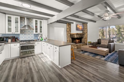 Kitchen or kitchenette, Living room