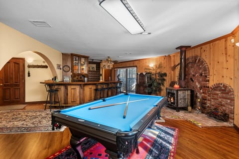 Billiard, Game Room