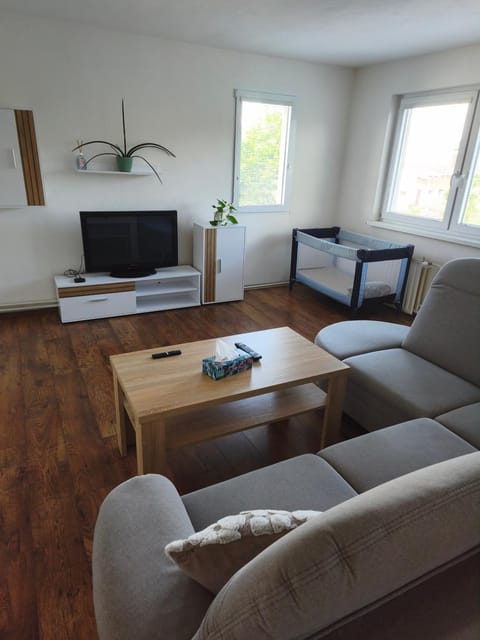 Communal lounge/ TV room, TV and multimedia, Living room, Seating area