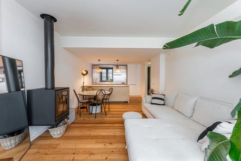 Living room, Seating area, Dining area, fireplace
