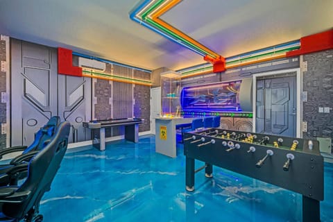 Large Luxury Retreat With Game Room In Windsor Cay House in Four Corners