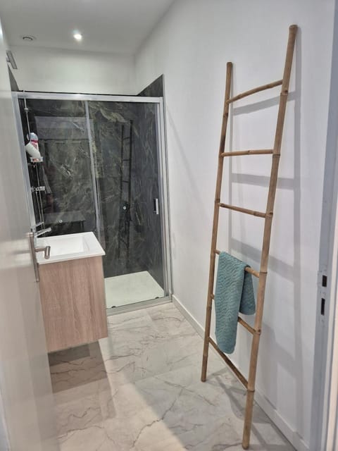 Peaceful 3-room apartment, refurbished and air-conditioned Apartment in Linguizzetta