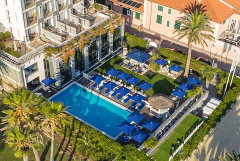 Property building, Bird's eye view, Swimming pool