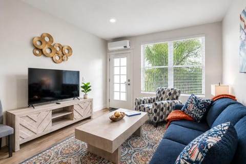 TV and multimedia, Living room, Seating area, air conditioner