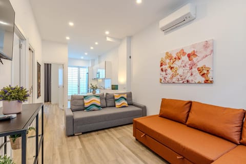 TV and multimedia, Living room, Seating area, air conditioner