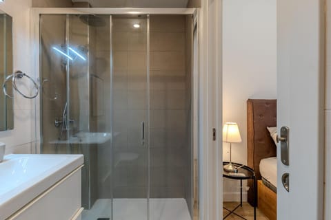 Shower, Bathroom, towels