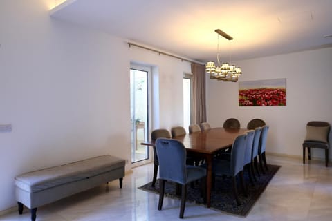 Seating area, Dining area